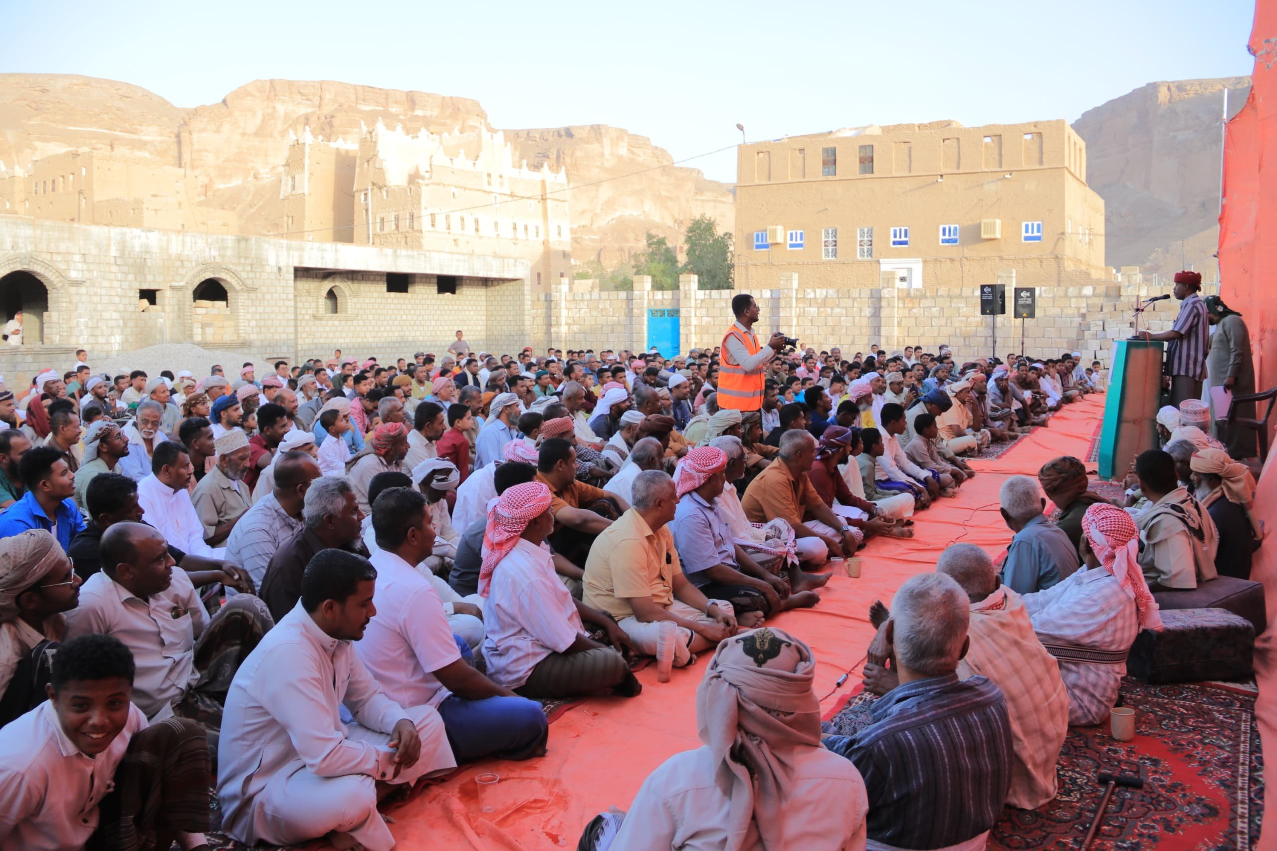 قبيلة آل بن عباد الكندي تحتفي بعوادها السنوي وتُكرم حفاظ كتاب الله والمتميزين في التحصيل العلمي في كافة المراحل الدراسية في الغرفة بابكر