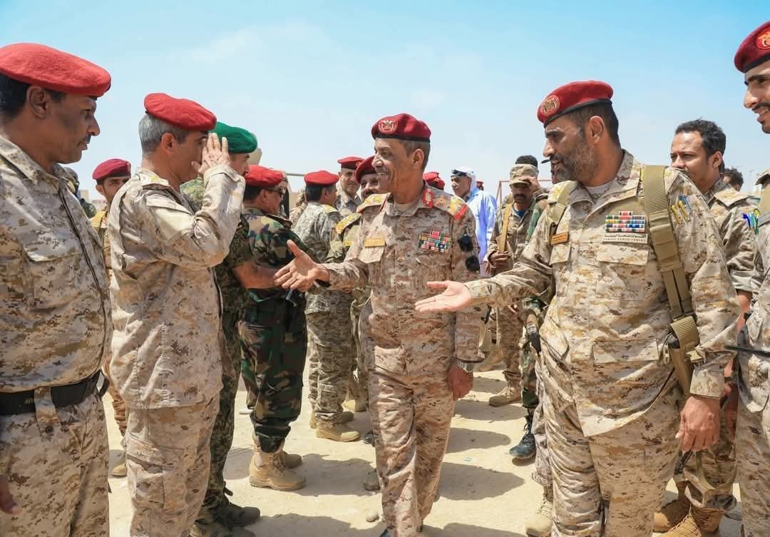 قائد المنطقة العسكرية الثانية في المهرة: زيـارة ميدانية لتثبيت الاستقرار بعد كمين “الزايدي”