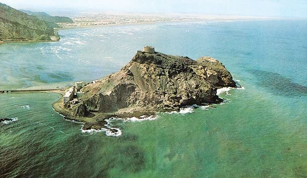حرارة لاهبة تضرب السواحل والصحارى.. وتحذيرات من أمواج عنيفة بسقطرى