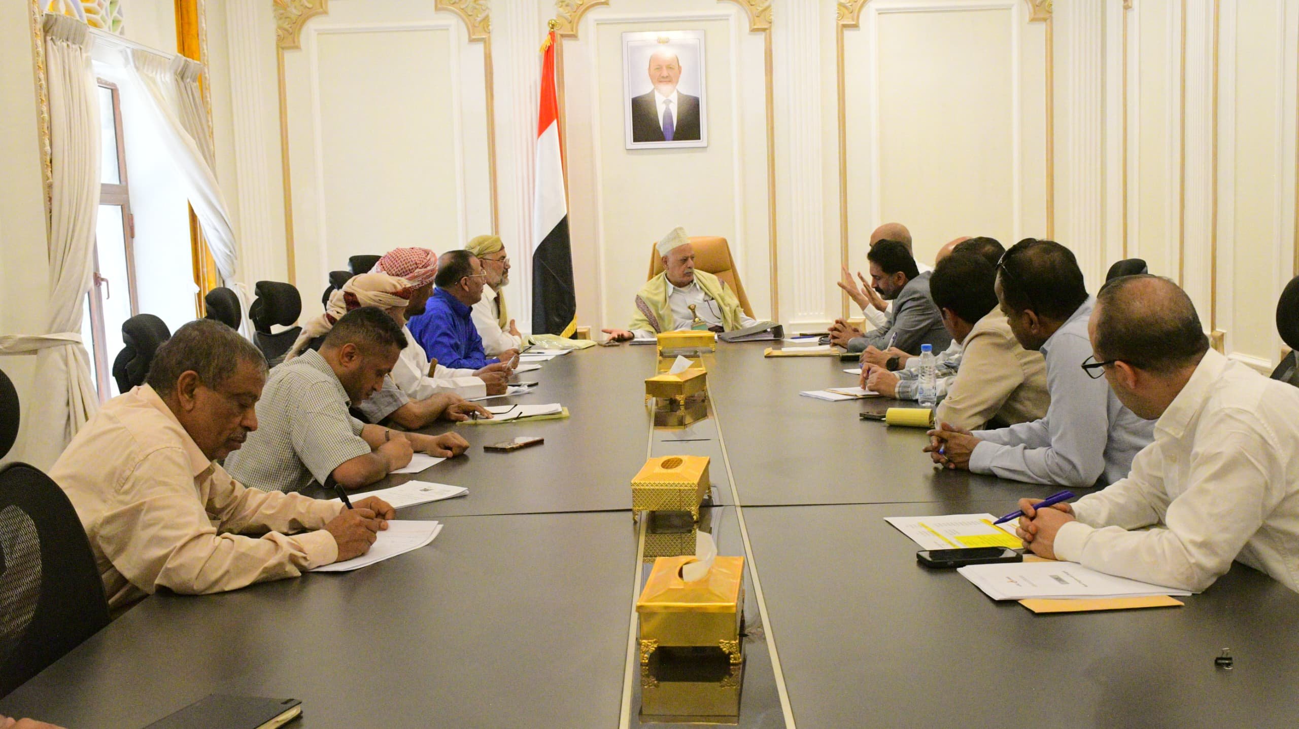 تحقيق برلماني في مأرب يكشف تحديات القطاع النفطي ومعاناة آلاف النازحين
