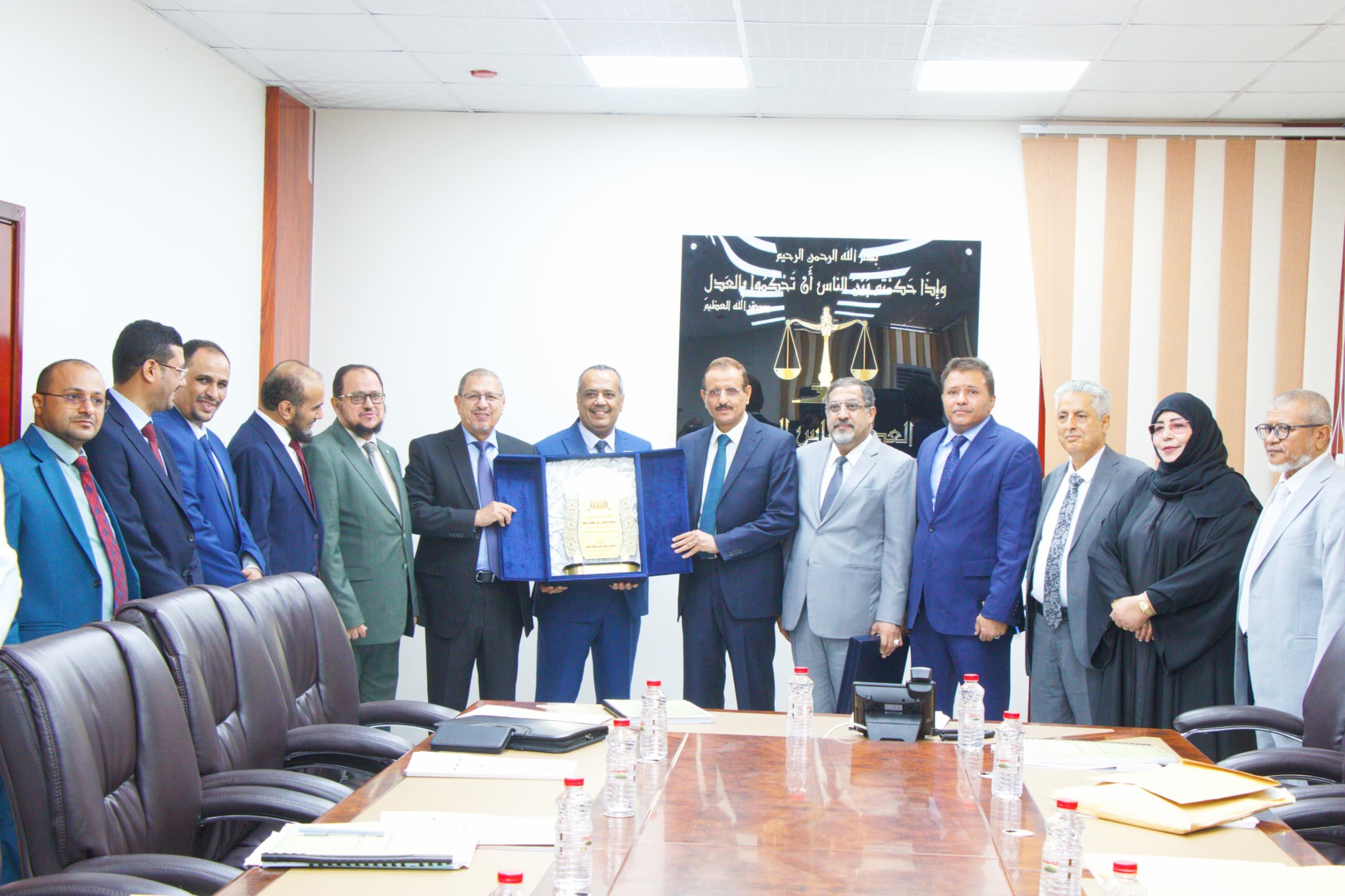 عدن تشهد مراسم تسليم الأمانة العامة لمجلس القضاء الأعلى بين القاضيين عطبوش وحمزة