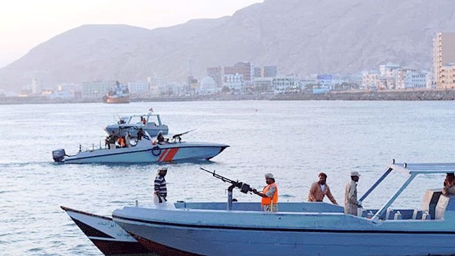 تدخل بطولي لخفر السواحل.. إنقاذ 4 أشخاص من الغرق في المكلا والشحر