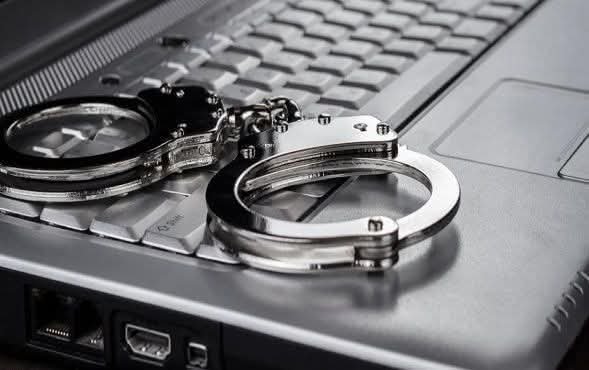 البحث الجنائي بوادي حضرموت يطيح بمتهم بابتزاز سبعيني بمبلغ 15 مليون ريال