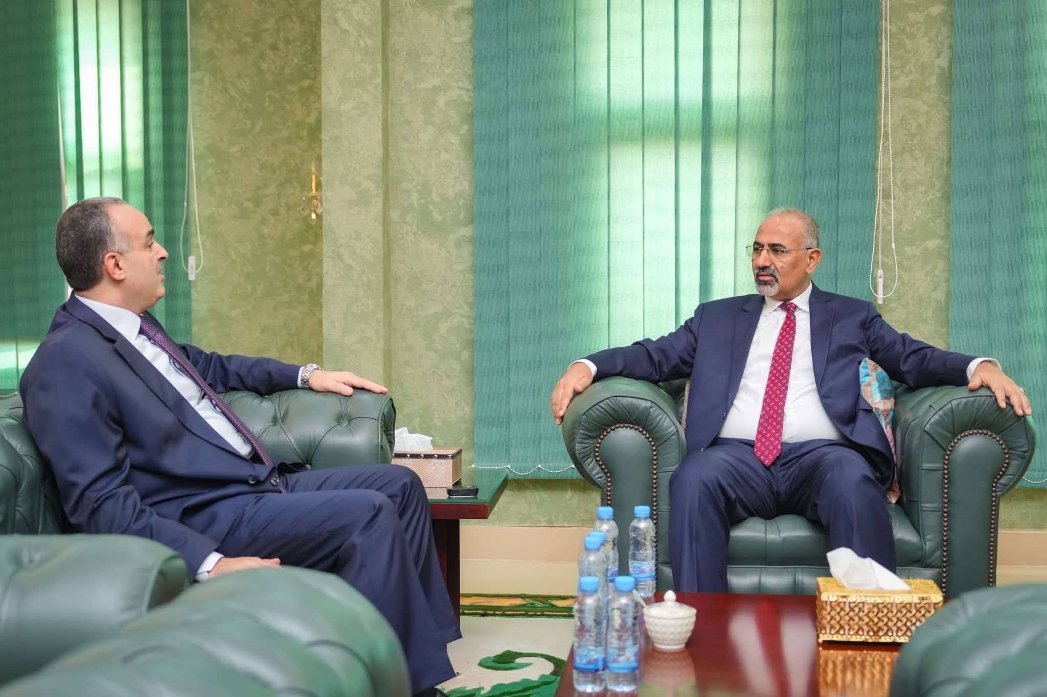 اللواء الزُبيدي: لا مجال للتهاون مع المخالفين.. الموارد يجب أن تُورد إلى البنك المركزي
