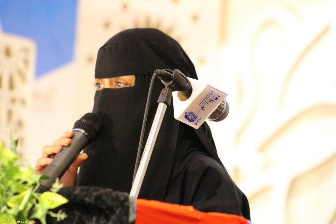 18 ساعة انقطاع.. أستاذة الإعلام بجامعة حضرموت تُشعل الموقف: “لا بد أن نخرج جميعاً”