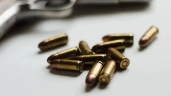 شرطة تعز تضبط شاباً متهماً بالعبث بالسلاح وإصابة مواطن