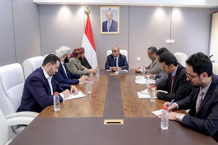 رئيس الوزراء يوجّه بإصلاحات شاملة في ملف الحج والعمرة ويعد بخدمات أفضل وتكاليف أقل