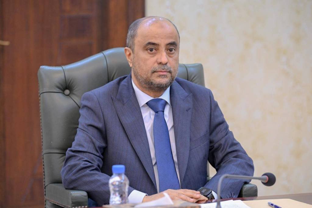 رئيس الوزراء يوجّه بتشديد الرقابة على أسعار الأدوية وضبط السوق الدوائي