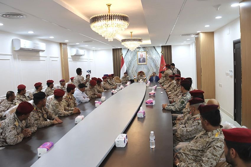 وزير الدفاع يزور المنطقة العسكرية الخامسة ويؤكد الجاهزية لمواجهة الحوثيين