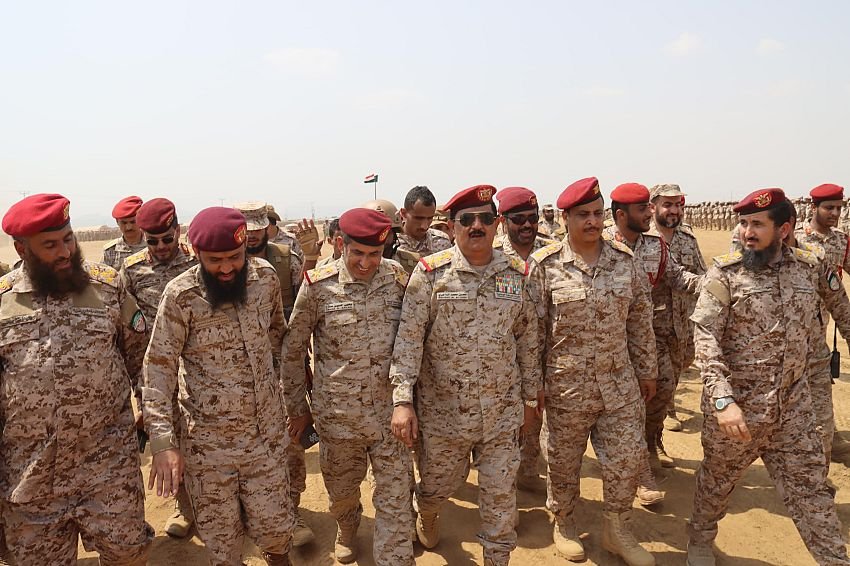 وزير الدفاع يتفقد محور مران بصعدة ويؤكد الجاهزية الكاملة لمواجهة الحوثيين