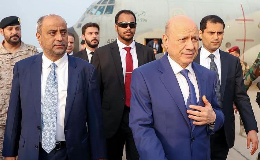 العليمي يتابع مع رئيس الوزراء الإجراءات الحكومية لمواجهة تداعيات السيول والأمطار في عدد من المحافظات