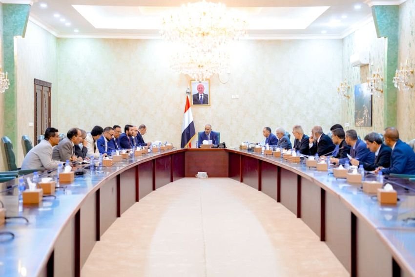 اللجنة العليا للإيرادات تؤكد مواصلة الرقابة وتعزيز استقرار السوق وتدعو البنوك والصرافين لتوسيع مشاركتهم في تمويل الواردات