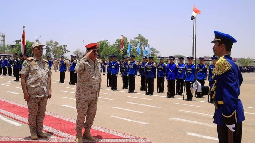 وزير الدفاع يتفقد كلية الطيران والدفاع الجوي بمأرب ويشيد بمستوى التدريب والانضباط