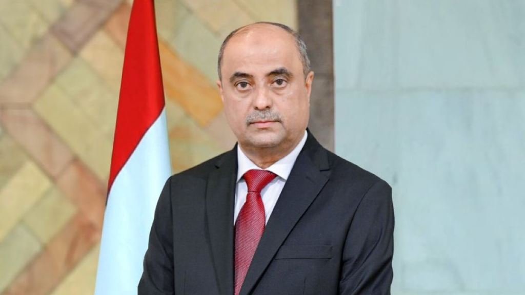 رئيس الوزراء يتابع جهود التعامل مع أضرار المنخفض الجوي في عدن