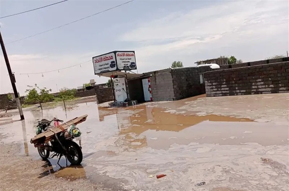 الدفاع المدني بلحج ينقذ 6 أشخاص وينتشل جثامين 3 ضحايا السيول ويحذر من مخاطر العبور في موسم الأمطار