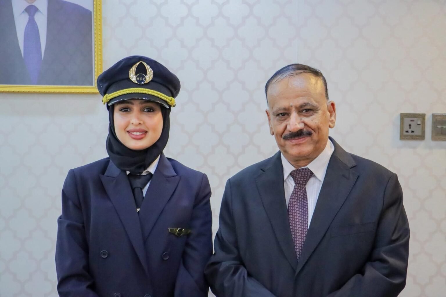 وزير النقل يكرّم الكابتن مريم عبد ربه ويشيد بريادة المرأة اليمنية في الطيران