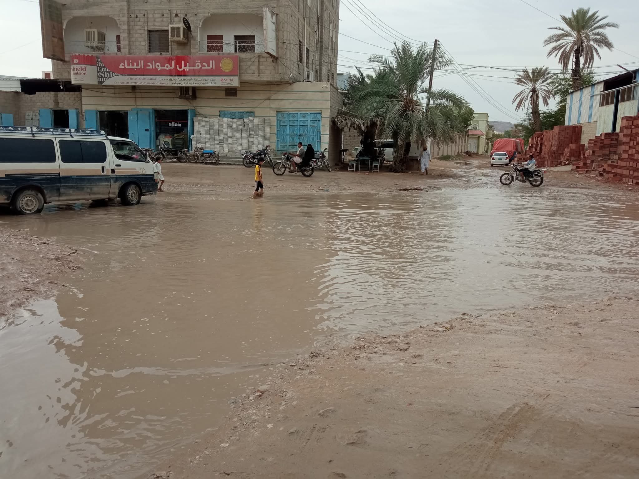 مواطن يناشد السلطات لمعالجة تجمعات مياه الأمطار في حي القرن بسيئون