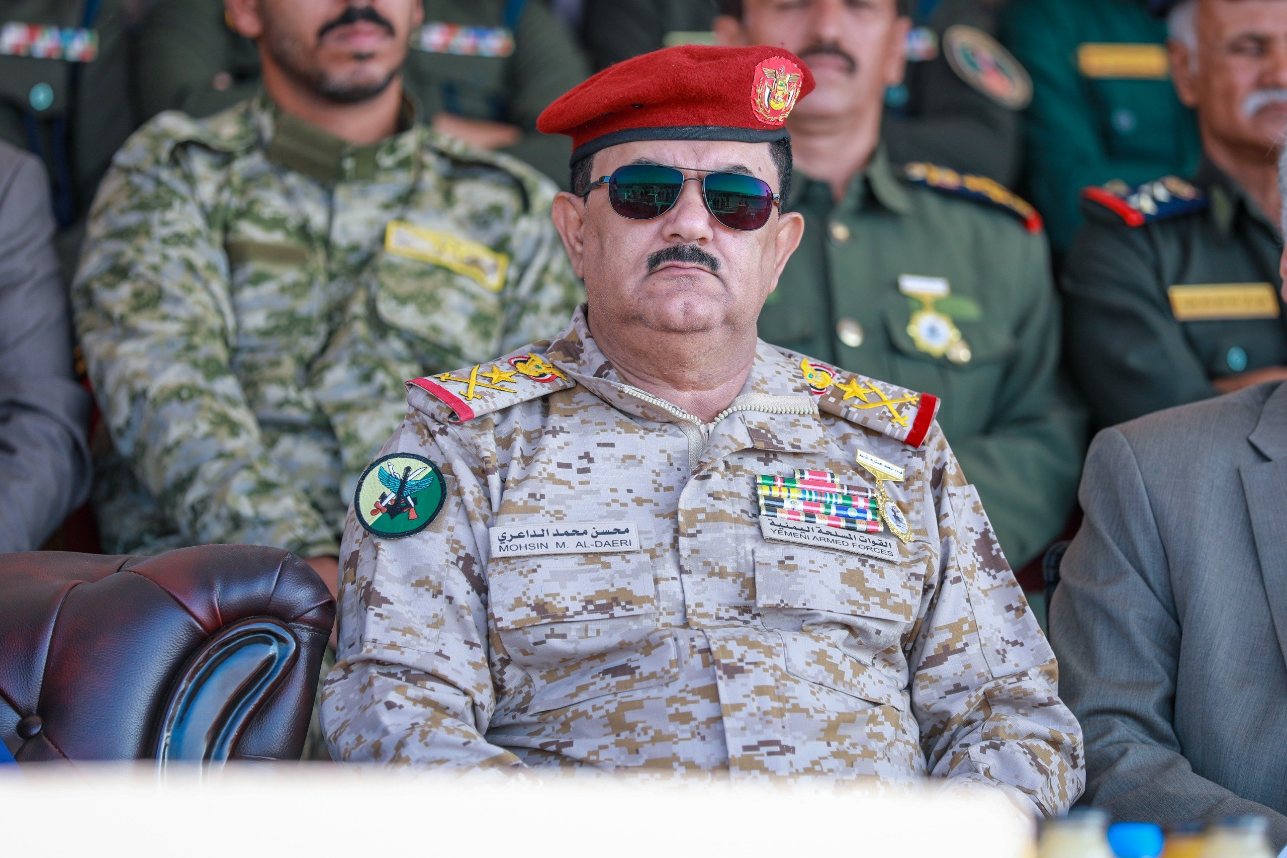 وزير الدفاع في جولة ميدانية تؤكد خيار التحرير… تزامناً مع مواقف رئاسية وانهيارات حوثية