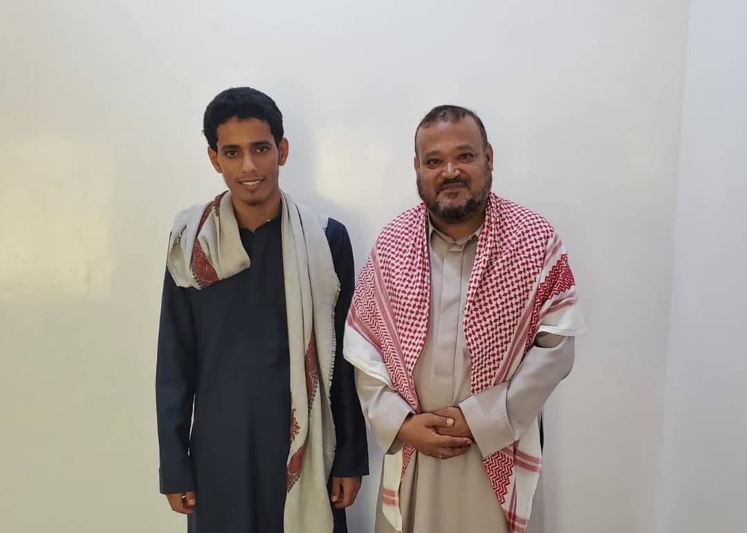 مستشار وزارة التربية والتعليم يكرم الطالب سليمان النهدي الحاصل على المركز الأول على مستوى الجمهورية