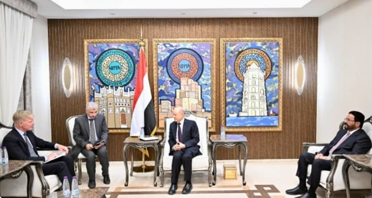 الشرعية: السلام يبدأ بتفكيك مشروع الحوثي العنصري… والعليمي يؤكد مسؤولية المجتمع الدولي عن منع إعادة إنتاج الاستبداد (تحليل)