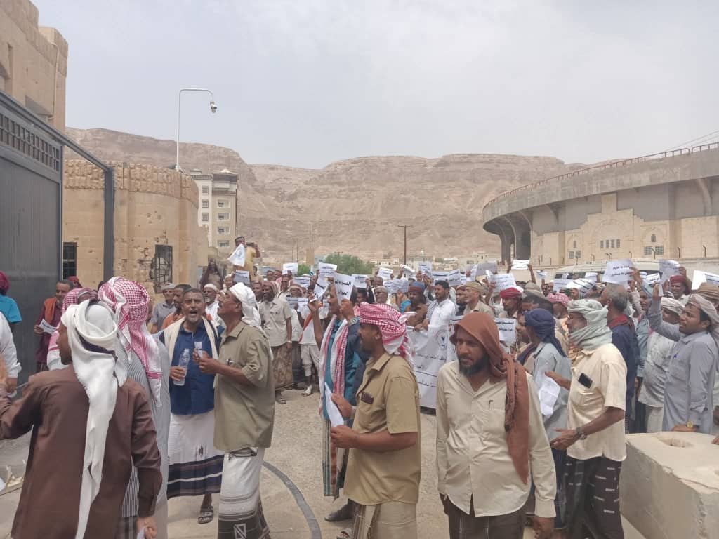 معلمو وتربويو وادي حضرموت ينفذون وقفة احتجاجية للمطالبة بحقوقهم وتحسين الخدمات