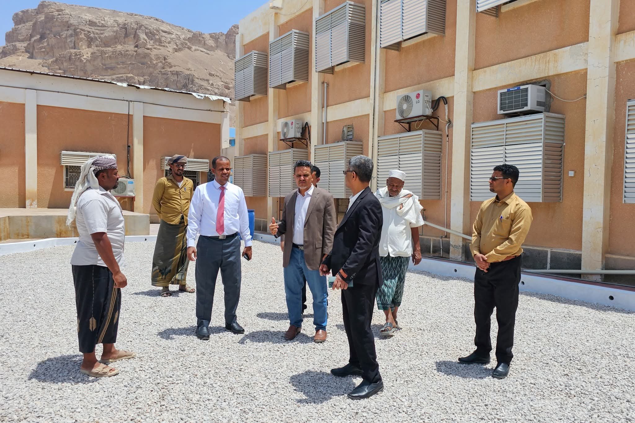 صندوق النظافة والتحسين يتابع إنجاز 80% من مشروع تحسين وتأهيل جامعة سيئون