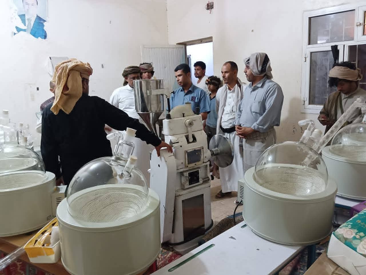 أمن المهرة يُحبط إنشاء معمل ضخم لإنتاج المخدرات الصناعية ويضبط شبكة إجرامية
