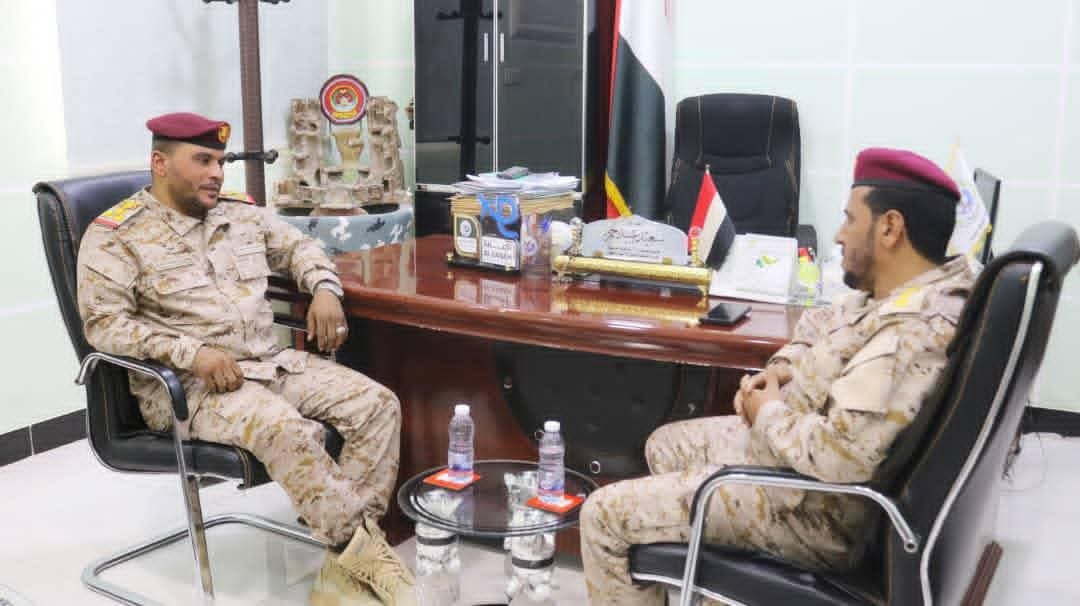 نائب التوجيه المعنوي بوزارة الدفاع يشيد بجهود اللواء 101 شرطة جوية في تأمين مطار سيئون الدولي