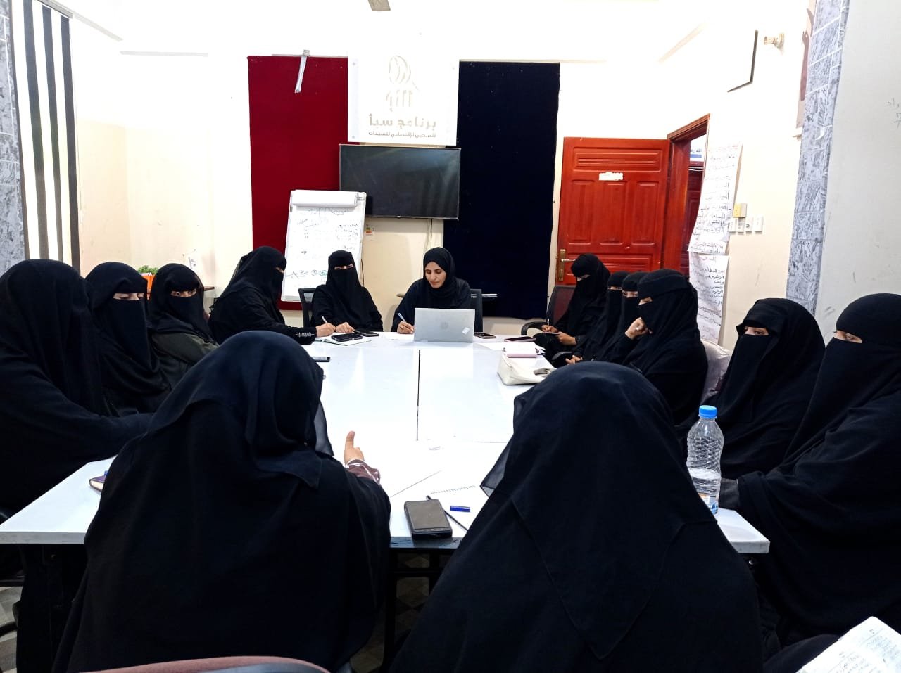 مأرب: إجتماع نسوي يدين اغتيال أفتهان المشهري ويطالب بتحقيق العدالة وحماية النساء العاملات