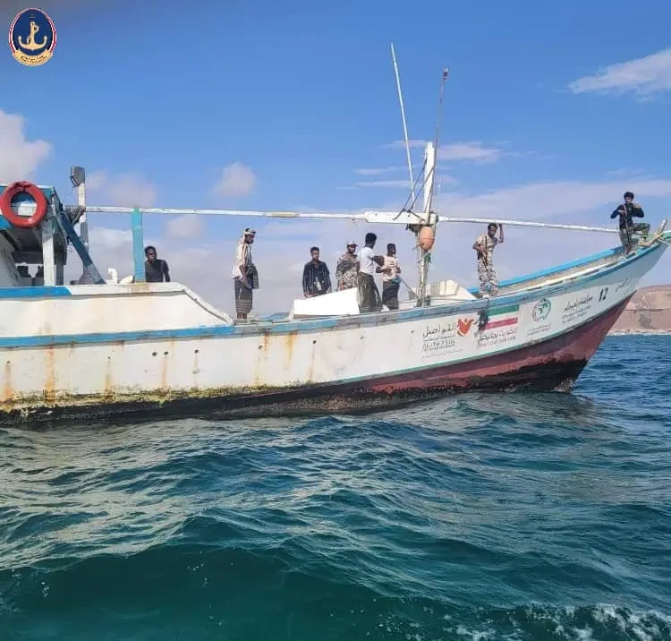 خفر السواحل في شبوة يضبط قارباً أجنبياً في بئر علي ويتحفظ عليه