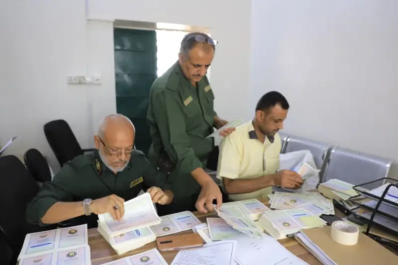 الأحوال المدنية تضبط أوراقاً رسمية مزيّفة دخلت من مناطق الحوثيين وتتخذ إجراءات قانونية صارمة