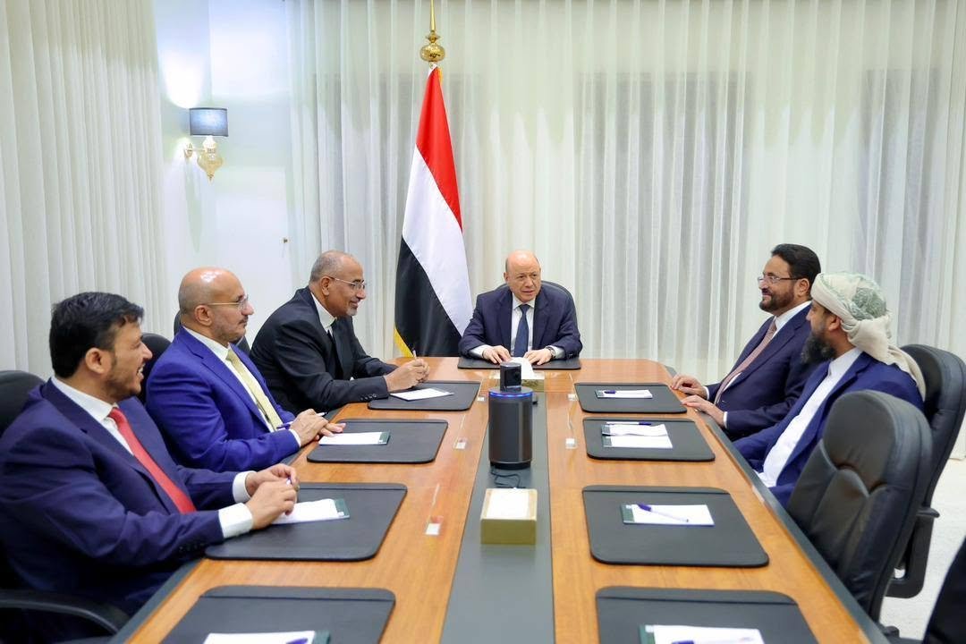 مجلس القيادة يؤكد التزامه بالشراكة الوطنية ويشيد بالإصلاحات الحكومية والدعم السعودي والإقليمي