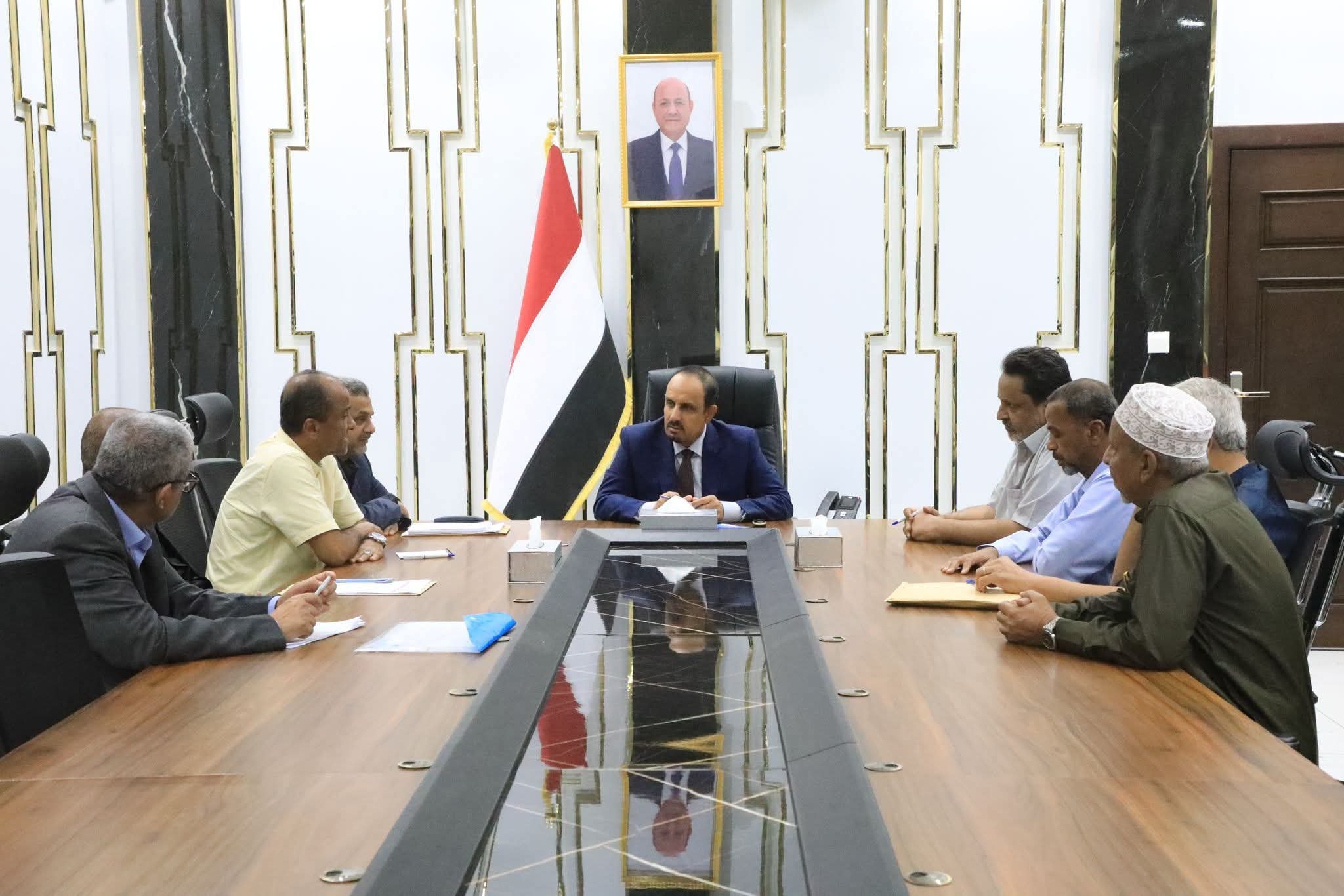 السلطة المحلية بحضرموت تبحث ضبط الأسعار وتنشيط الحركة التجارية والاستثمارية
