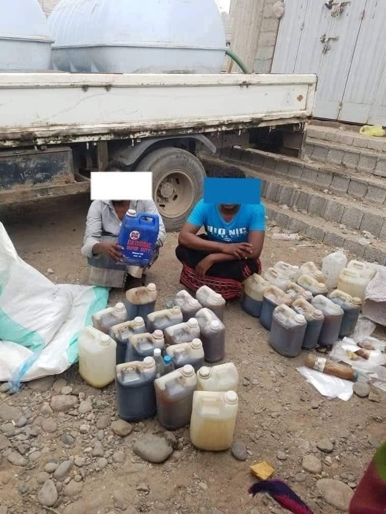 الأمن في عدن يضبط عصابة تروّج عسلًا مغشوشًا بزيت سيارات وسكر