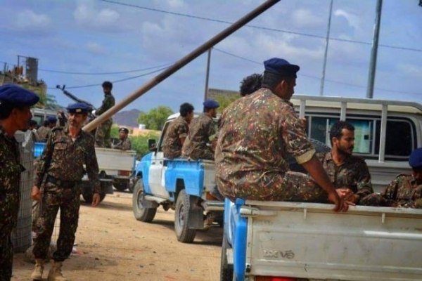 أمن أبين يوقف قائد نقطة ومجموعة من أفراده بتهمة ابتزاز سائق مصري ويؤكد حملة لإزالة النقاط غير القانونية