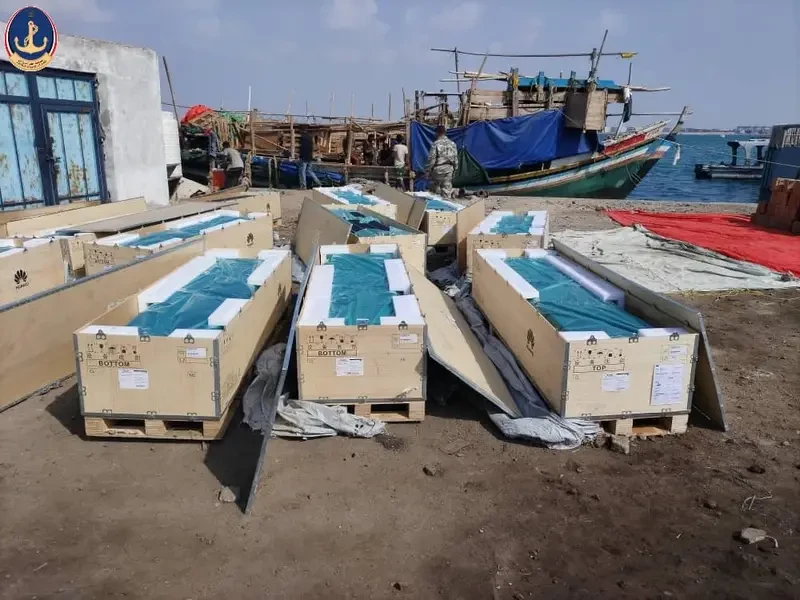 خفر السواحل يضبط سفينتين قادمتين من جيبوتي محمّلتين بمعدات اتصالات مخفية قبالة سواحل عدن