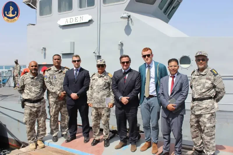 خفر السواحل اليمني والوفد البريطاني يبحثان تنسيق الجهود لحماية الملاحة الدولية وتعزيز الأمن البحري