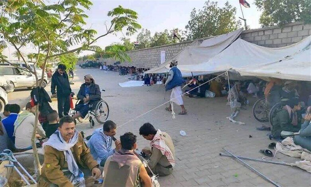 جرحى مأرب يعلّقون اعتصامهم عقب تنفيذ جزء من مطالبهم ورفع ملفهم للرئاسة