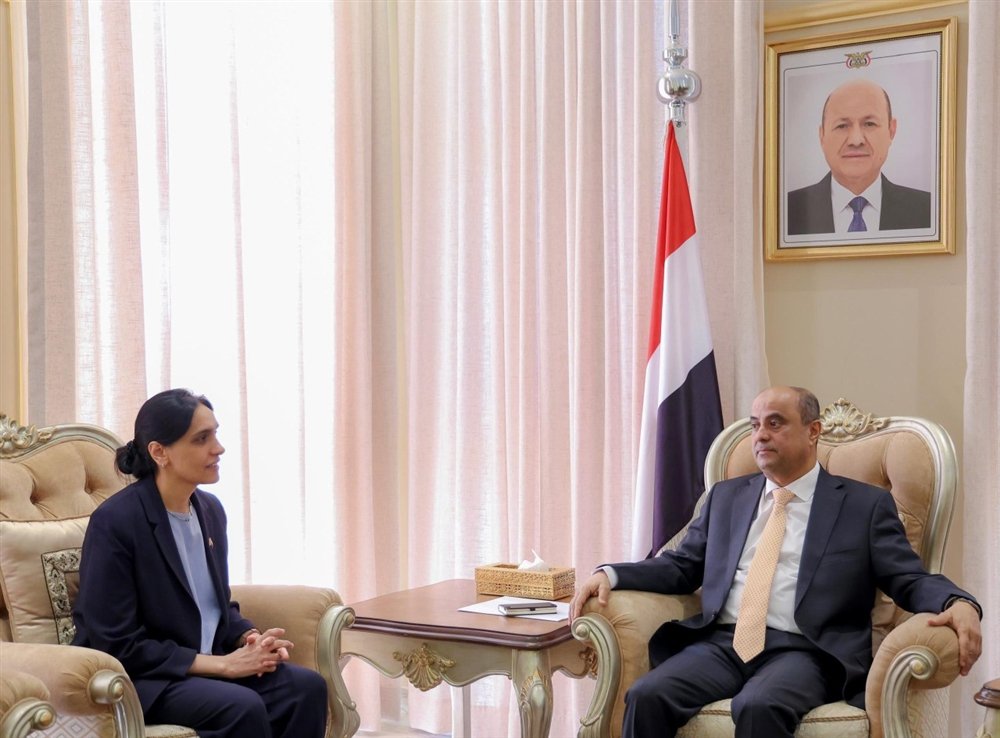 رئيس الوزراء يقرّ حزمة تقشف شاملة ويقيد سفر الوزراء لاحتواء الأزمة الاقتصادية