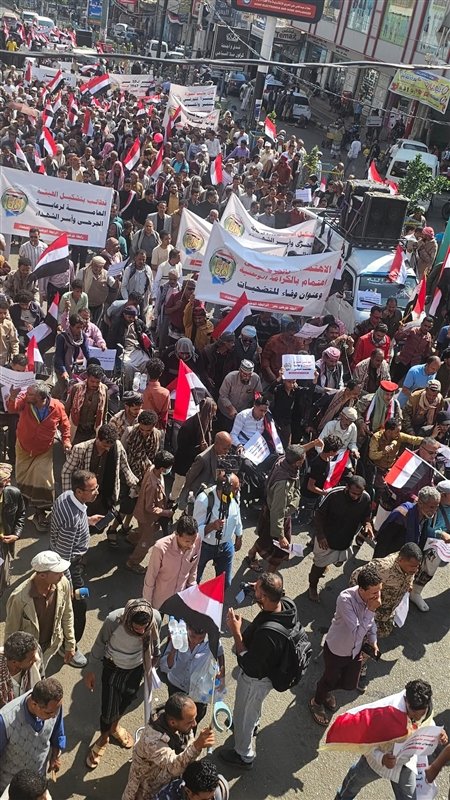 مسيرة جماهيرية في تعز تطالب بإنصاف الجرحى ورعاية أسر الشهداء ودعم الجيش الوطني