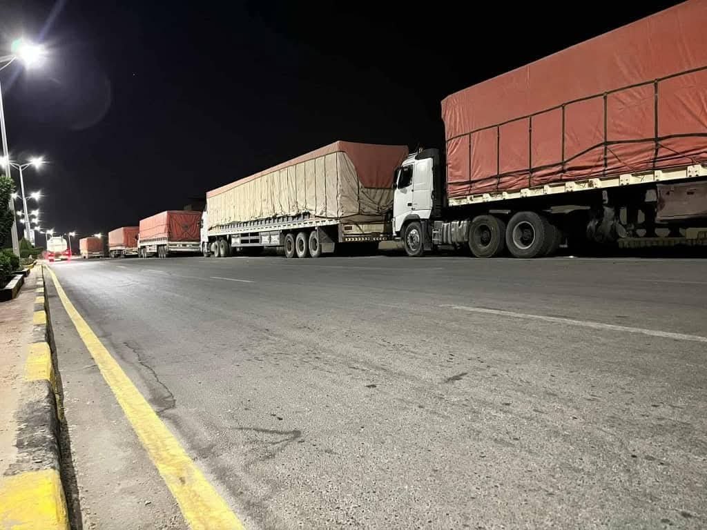 إضراب مفتوح لسائقي الشاحنات في حضرموت بسبب استيفاء مبالغ غير قانونية يوقف الحركة على الخط الدولي