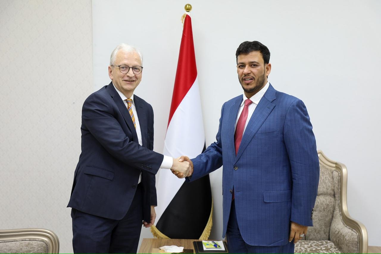 العليمي للسفير الألماني: هجمات الحوثيين في البحر الأحمر تهديدٌ يتجاوز حدود اليمن ويتطلب تحركاً دولياً حازماً