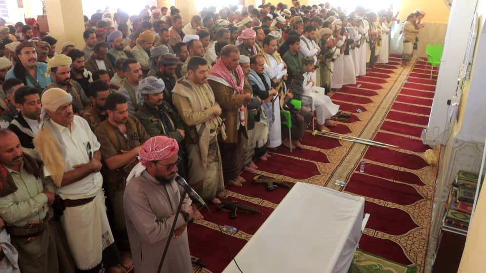 المهرة تشيّع الطفل همّام الجرادي في موكب مهيب بعد نجاح الوساطة القبلية في إنهاء التوتر ورفع مخيم الاعتصام