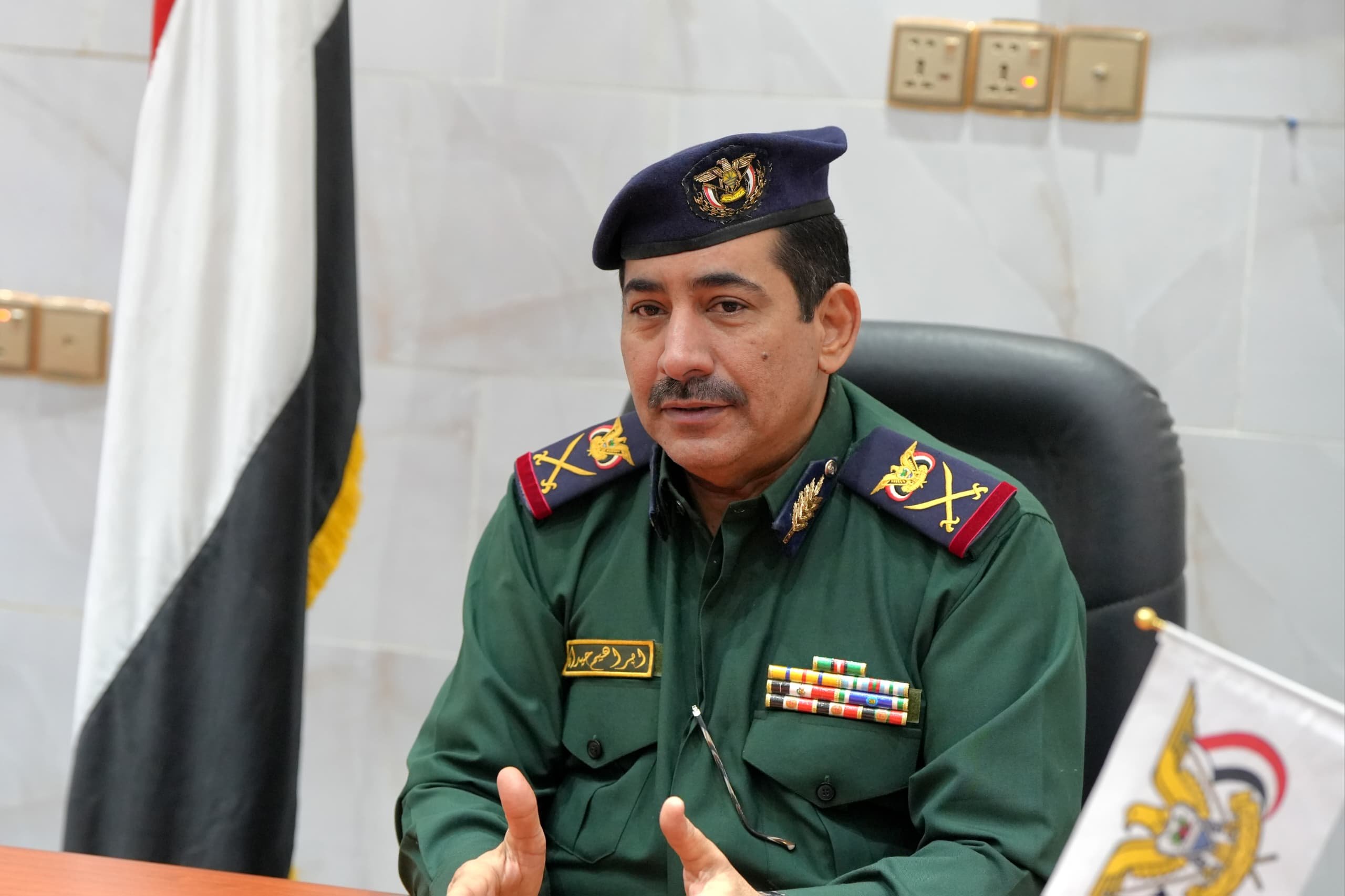 وزير الداخلية يتابع محاولة اغتيال محافظ تعز ويوجّه بملاحقة الجناة وتعزيز الإجراءات الأمنية