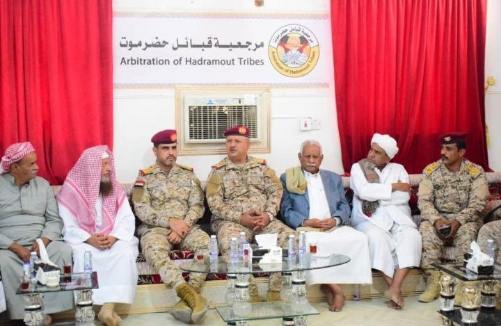 قائد المنطقة العسكرية الأولى ومرجعية قبائل حضرموت يبحثان تعزيز الأمن والاستقرار بالمحافظة