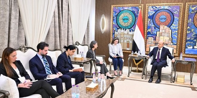 الرئيس العليمي يؤكد ضرورة عودة القوات المستقدمة من خارج المحافظات الشرقية ويدعو لتطبيع شامل للأوضاع