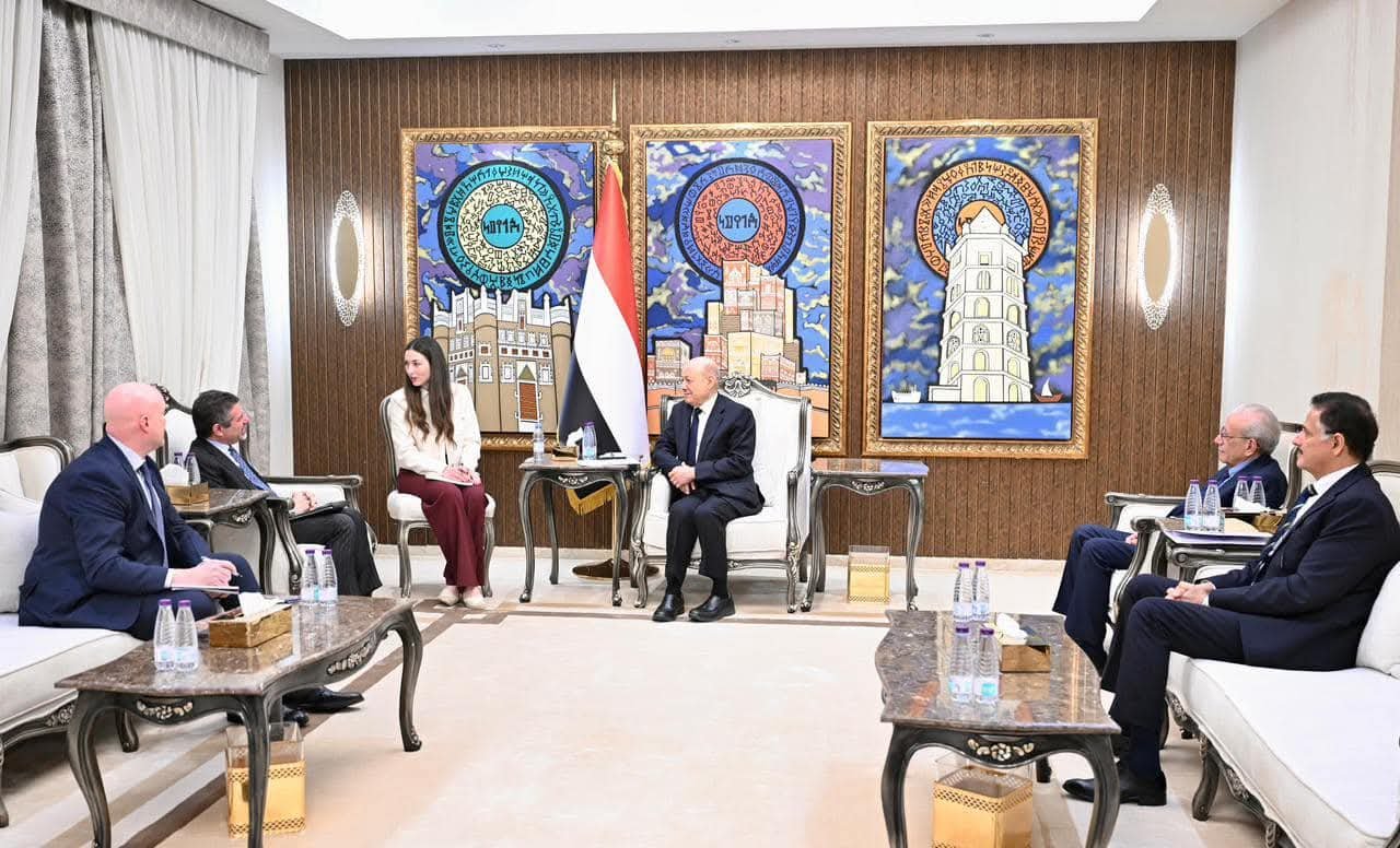 العليمي يؤكد إنفاذ القرارات السيادية ويحذر من مخاطر التمرد على أمن اليمن والمنطقة