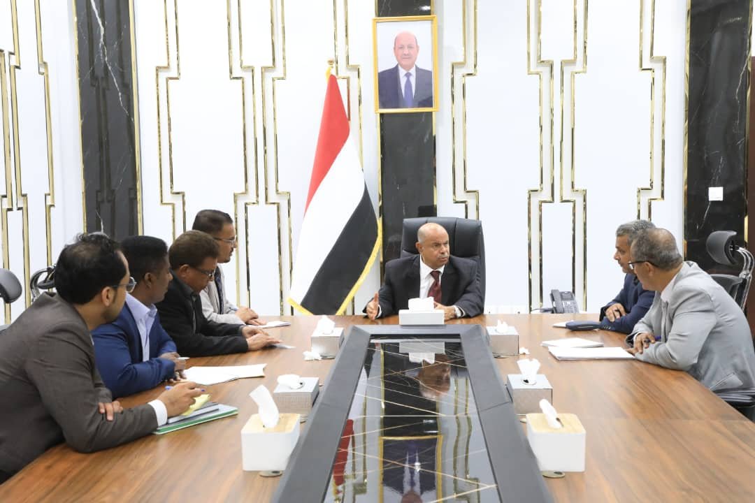 محافظ حضرموت يؤكد التزام السلطة المحلية بوحدة المحافظة وتحسين الخدمات خلال اجتماع تنفيذي موسع