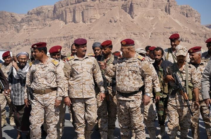 قائد المنطقة العسكرية الأولى يتفقد المواقع الأمامية ويشدد على جاهزية القوات واستقرار الأوضاع
