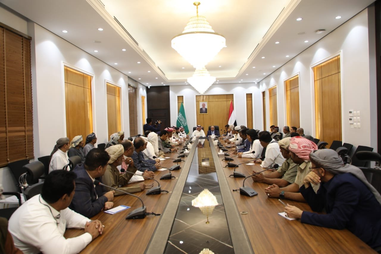 محافظ حضرموت والوفد السعودي يلتقون القيادات القبلية والاجتماعية والشخصيات الاعتبارية لبحث مستجدات الأوضاع وتعزيز الاستقرار